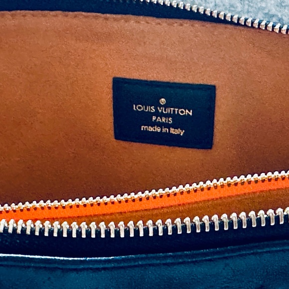 Coussin MM in Noir & Gold – Understated Glamour, Bold Refinement - Picture 10 of 12